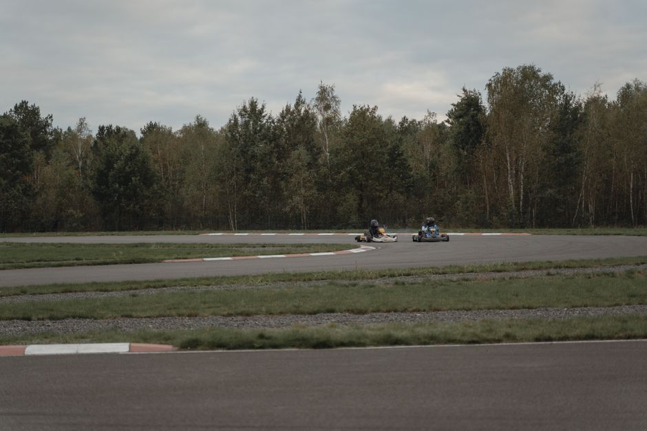 Karts alignés sur la grille de départ du circuit