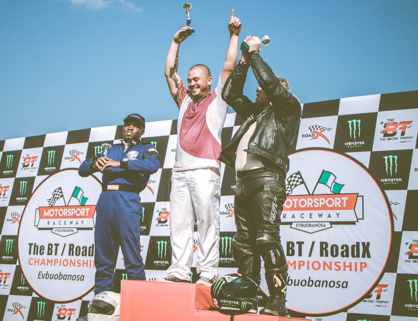 Pilotes célébrant sur le podium après une course